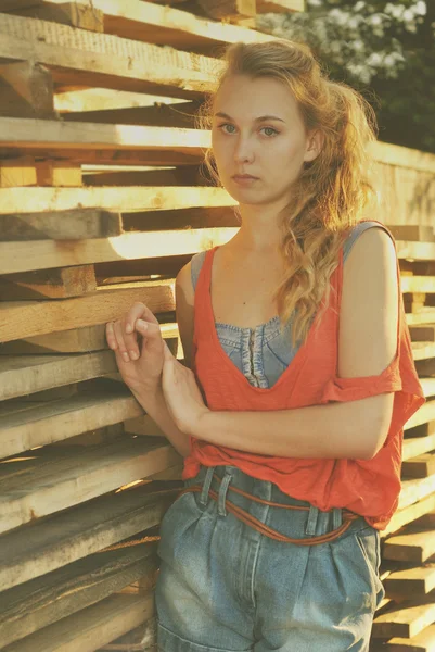 Modelo de chica retrato cerca de estante de madera — Foto de Stock