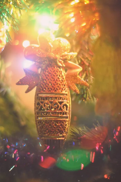 Boule de Noël et lumières de Noël sur l'arbre — Photo