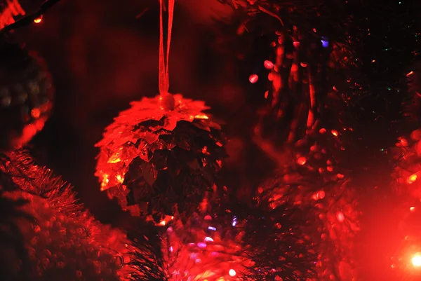 Boule de Noël et lumières de Noël sur l'arbre — Photo