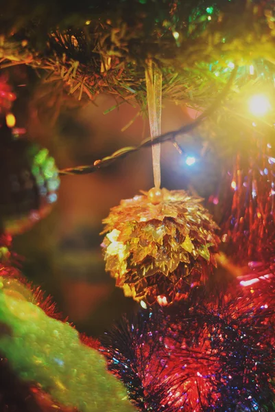Boule de Noël et lumières de Noël sur l'arbre — Photo