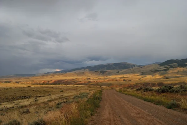 Landschaft von Straßen und Bergen und Feldern, Wyoming, USA — Stockfoto