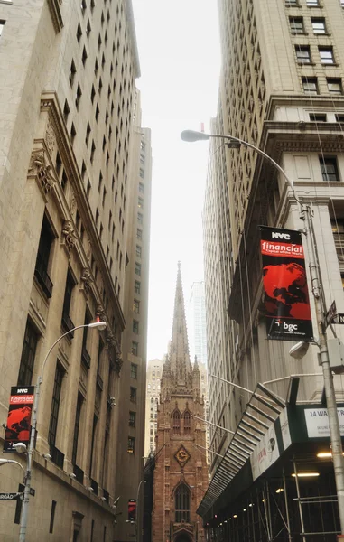 Widok na kościół saint Trójcy na wall street, new york city, Stany Zjednoczone Ameryki — Zdjęcie stockowe