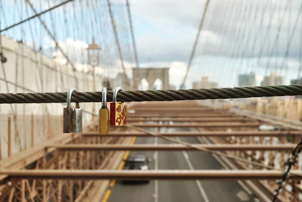 Κλείδωμα Duff κρέμεται στη σιδηροτροχιά από brooklyn bridge, Νέα Υόρκη, ΗΠΑ — Φωτογραφία Αρχείου