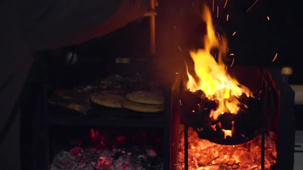Churrasco Night Meat Arepas Fire Sparks — Vídeo de Stock