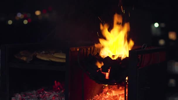 Grill Natten Kött Och Arepas Eld Och Gnistor — Stockvideo