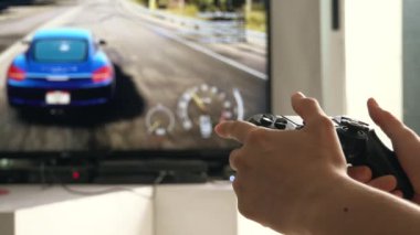 Oyun sahası içinde yarış video oyunu oynanıyor