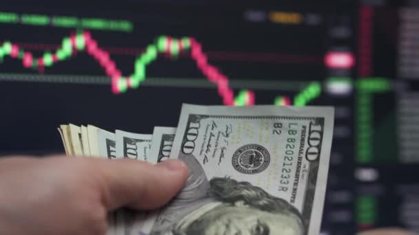 Handelaar Tellen Van Dollars Kijken Grafiek — Stockvideo