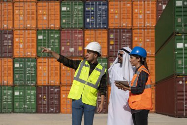 Orta Doğu İşadamı ve mühendisleri büyük bir ticari rıhtımda çalışıyorlar.