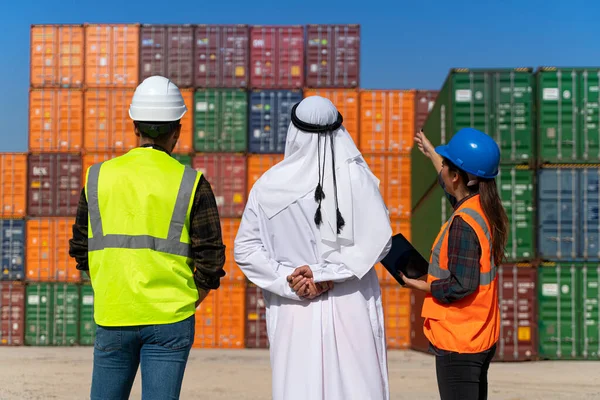 Middle Eastern Businessman Engineers Working Large Commercial Dock — Stock Photo, Image