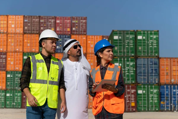 Middle Eastern Businessman Engineers Working Large Commercial Dock — Stock Photo, Image
