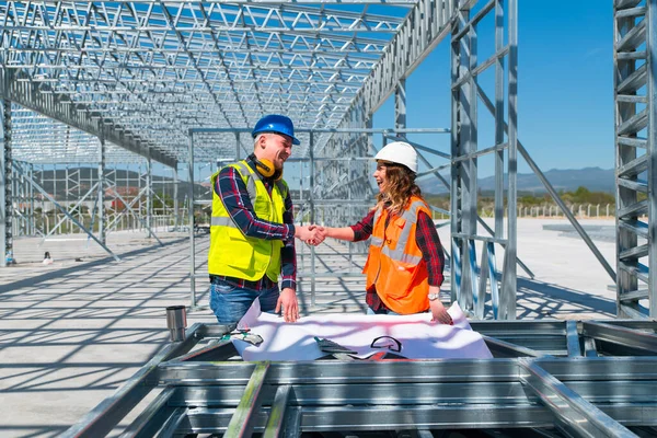 Ingeniero Dos Personas Dan Mano Acuerdo Proyecto Construcción Edificios Apretón — Foto de Stock