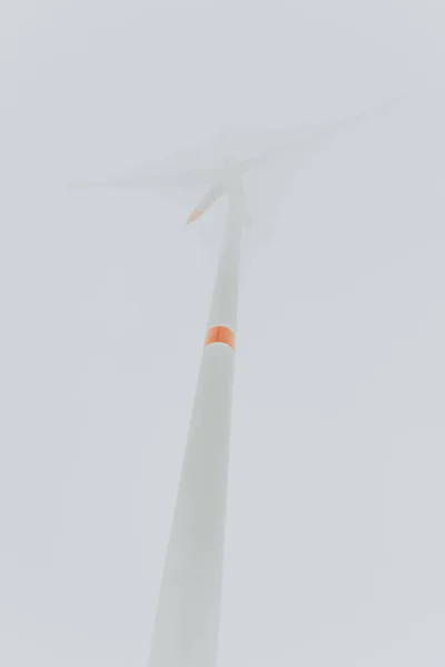 Вітряна Турбіна Тумані Під Низьким Кутом — стокове фото