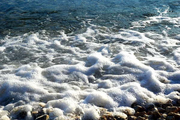 青い海の表面に白い海泡と海水の攪拌 — ストック写真