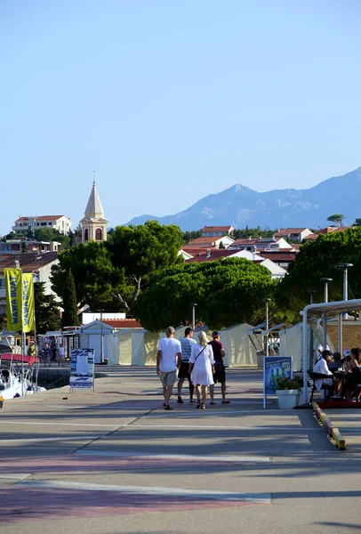 Novalja Kroatien August 2021 Hauptstraße Und Promenade Der Kroatischen Stadt — Stockfoto
