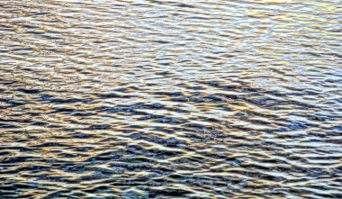 Engebeli denizin dalgalı yüzeyi. Güneşin yansımasında küçük dalgalar.