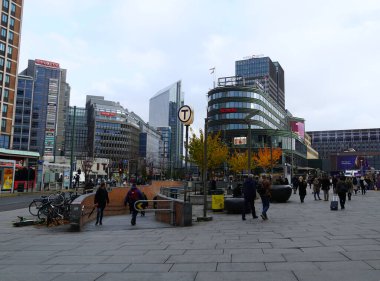 Oslo, Norveç, 29 Ekim 2021. Bulutlu ve kasvetli bir sonbahar gününde Oslo şehir merkezi