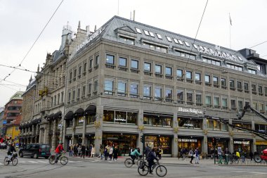 Oslo, Norveç, 29 Ekim 2021. Oslo caddesinde yürüyen ve bisiklete binen insanlarla dolu bir sokakta bulutlu bir gün.