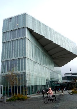 Oslo, Norveç, 29 Ekim 2021. Norveç Halk Kütüphanesi Deichman Bjorvika, Oslo Bulutlu bir sonbahar gününde