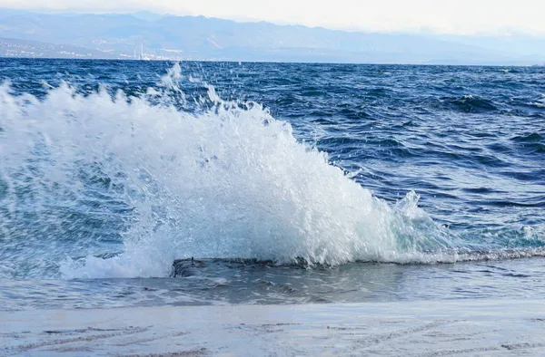 Rough Wavy Sea Surface Wave Lapping Shore — Stock Photo, Image