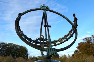 Oslo, Norveç, 23 Ekim 2021. Vigeland 'ın 1930' da yaptığı büyük güneş saati zamanın akışını sembolize eden bir anıt.