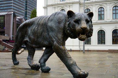 Norveç, 28 Ekim 2021. Norveç 'in başkenti Oslo' da yağmurlu bir sonbahar gününde çekici kaplan heykeli