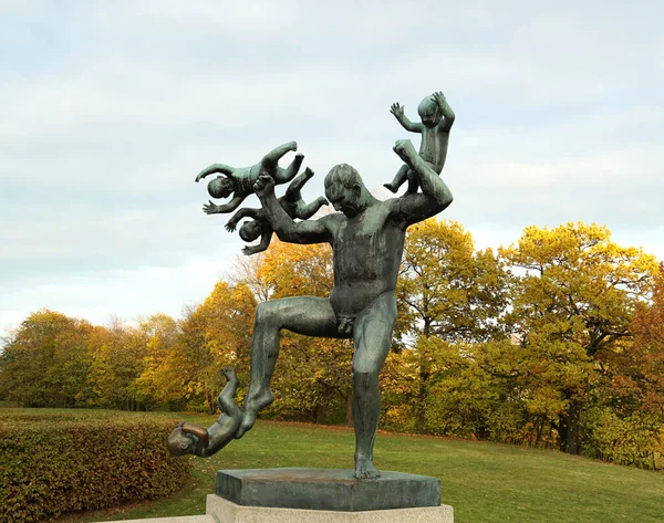Oslo Norwegia Października 2021 Bizzare Rzeźbiarz Człowiek Zaatakowany Przez Dzieci — Zdjęcie stockowe