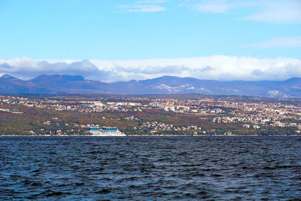 Vista Mar Para Bela Cidade Rijeka Croácia Dia Ventoso — Fotografia de Stock