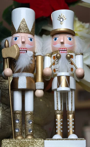 Par Juguetes Madera Dos Nutcrackers Que Simbolizan Las Fiestas Navidad — Foto de Stock