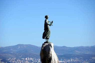 Opatija, Hırvatistan, 16 Ocak 2022. Güzel deniz körfezi ve Hırvatistan 'ın turistik kenti Opatija' nın önünde martı olan Heykel Bakiresi