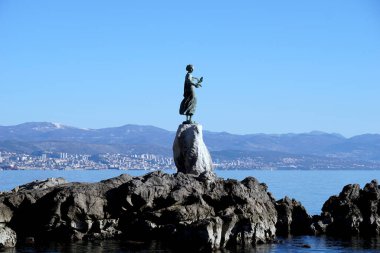 Opatija, Hırvatistan, 16 Ocak 2022. Hırvat turistik kenti Opatija 'da Martı bakır heykeli olan bakire.