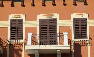 Opatija, Hırvatistan, 22 Ocak 2022. Turuncu cephede ve balkonda sergilenen Art Nouveau tipi mimari