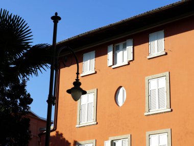 Opatija, Hırvatistan, 22 Ocak 2022. Turuncu cepheli geleneksel tarihi kıyı mimarisi binası.