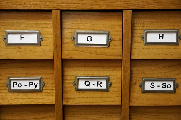 Frente Catálogo Madeira Arquivo Biblioteca Com Marcas Letras Compartimentos Classificação — Fotografia de Stock