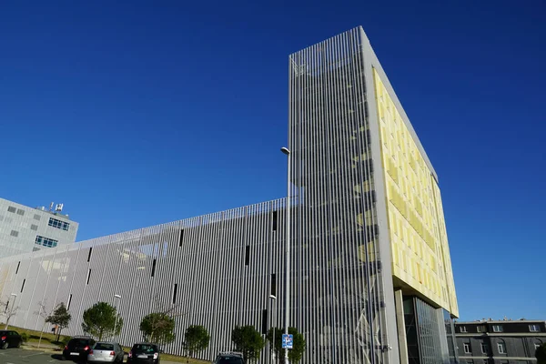 2022年2月7日 クロアチアのリジェカ 大きな黄色の近代的な建物の側面ビューの近代建築の概念 — ストック写真