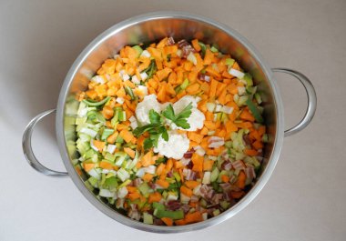 Karışık sebzeler, havuçlar, pırasa, karnabahar ve bir tencerede doğranmış lezzetli pastırma.