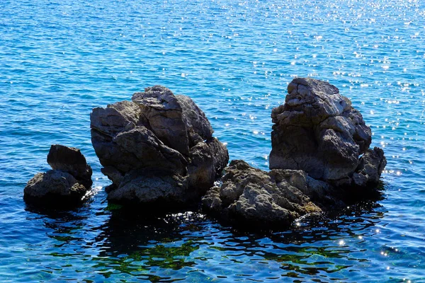 Huge Rocks Seabed Rise Surface Seawater — Stock Photo, Image