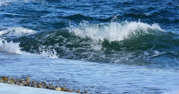 Zee Golf Dat Spetterende Kiezelstrand Zeegezicht Tijdens Sterke Zuidenwind — Stockfoto