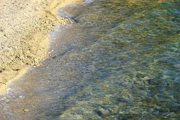 조약돌 해변에 공급하는 바닷물 — 스톡 사진