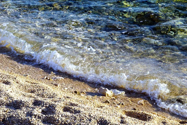 海滨阳光明媚 沙滩上的鹅卵石让人想起夏天的假期 — 图库照片