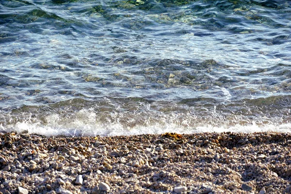 美しいクリスタルクリア透明な波打つ海の水 — ストック写真