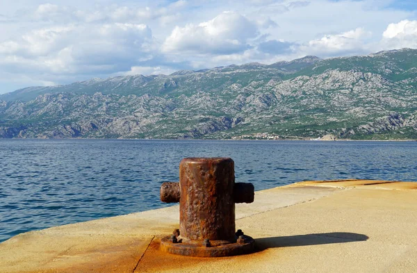 Antiguo Amarre Oxidado Muelle Mar Frente Una Alta Montaña — Foto de Stock