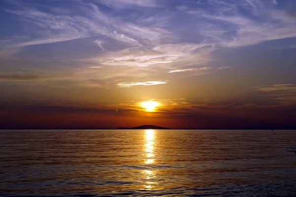 İnanılmaz ve ilham verici deniz batışı sahnesi dramatik gökyüzü ve altın deniz yüzeyi etkileyici renklerde.