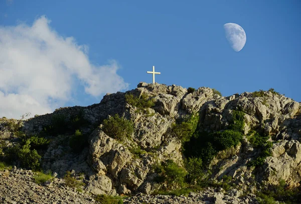 White Cross Top Huge Rock Blue Sky Moon Sky — Photo