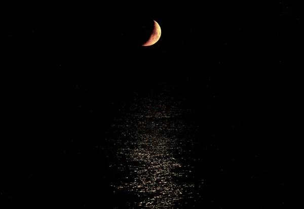 Shiny New Moon Black Night Shiny Surface Sea — Foto de Stock