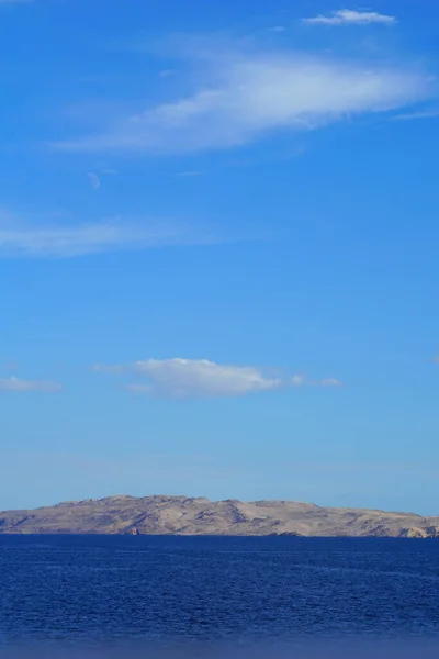 Isola Pietra Nel Mare Circondata Mare Blu Cielo Blu Giorno — Foto Stock