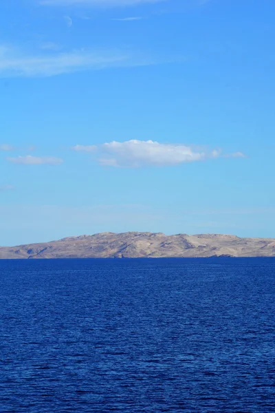 Cielo Blu Con Nuvole Bianche Sopra Isola Sassosa Nel Mare — Foto Stock