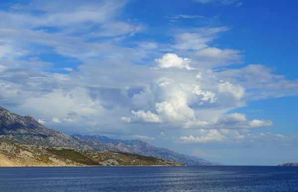 Hermoso Paisaje Nublado Sobre Mar Azul Profundo Costa Con Naturaleza — Foto de Stock