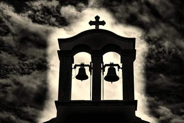 钟楼上两个铃铛的轮廓的暗淡的戏剧性场面 — 图库照片