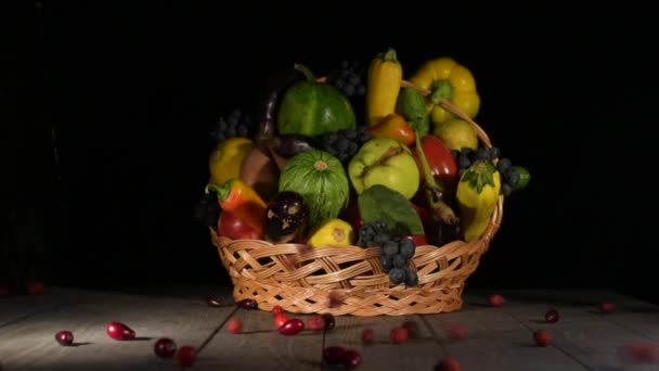 Bodegón Otoño Con Verduras Frutas Una Canasta Mimbre — Vídeos de Stock