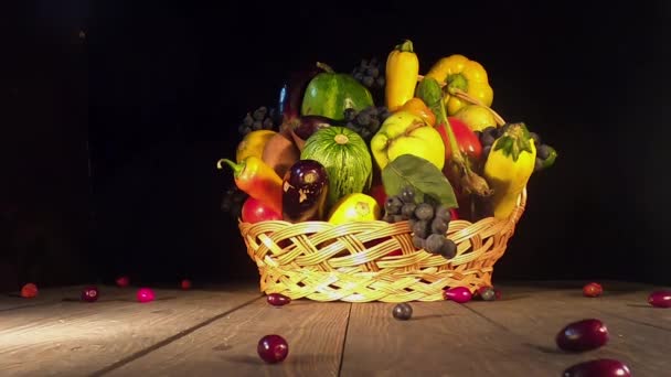 Φθινόπωρο Νεκρή Φύση Λαχανικά Και Φρούτα Ένα Ψάθινο Καλάθι — Αρχείο Βίντεο